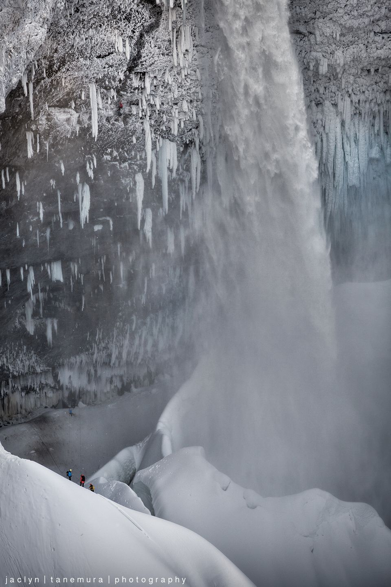 Illustration for article titled The giant Helmcken Falls must be the biggest ice machine in the world